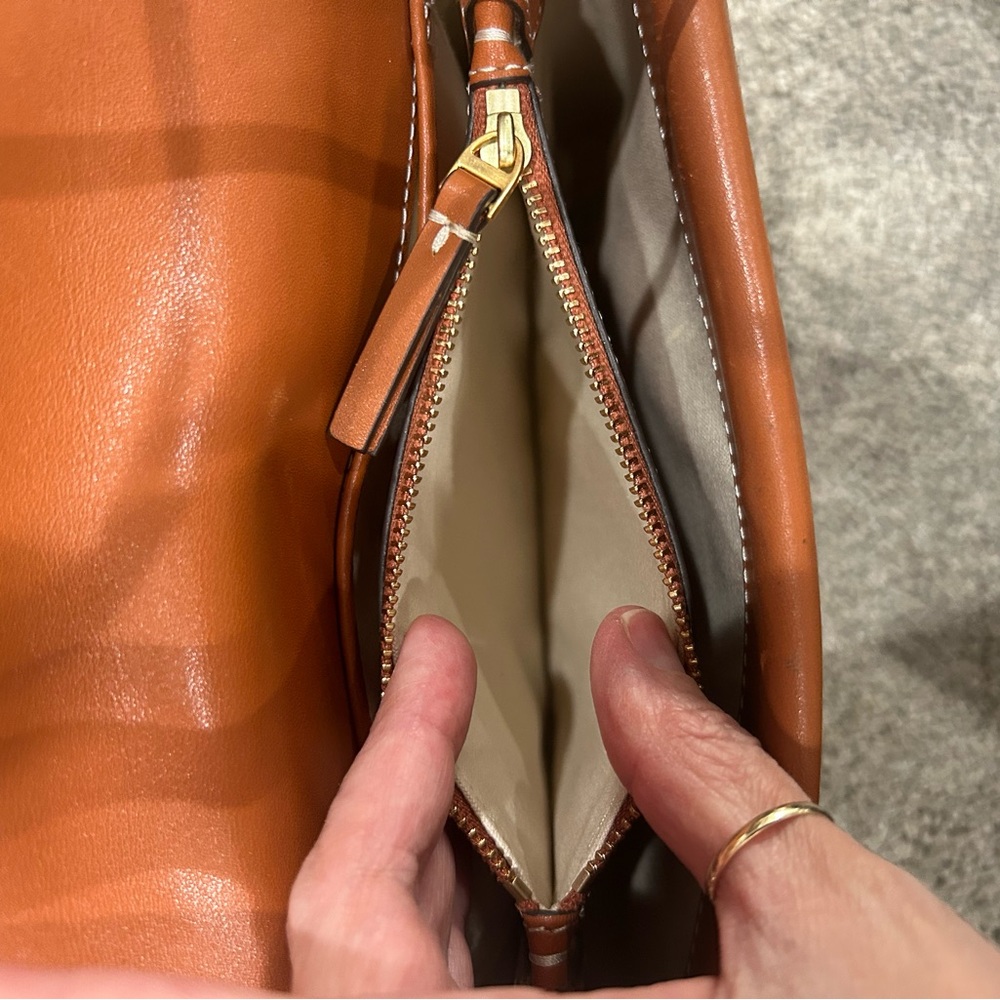 Tory Burch Miller Logo Leather Crossbody
Bag. Aged camello - Picture 10 of 12
